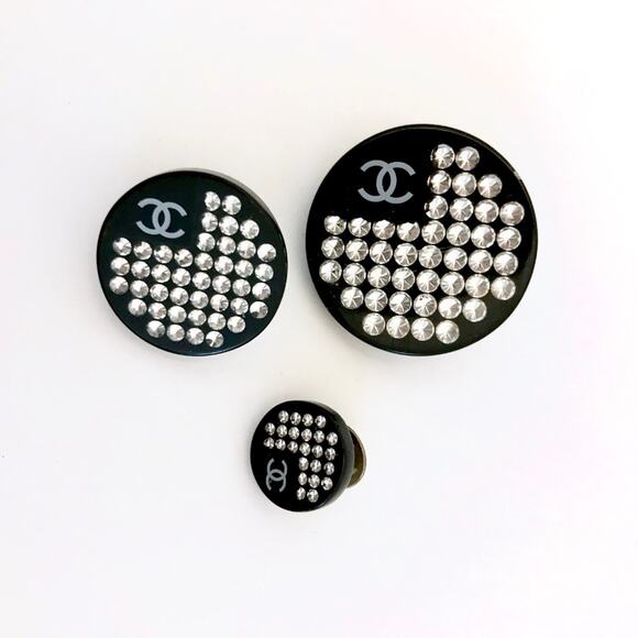 CHANEL Pre-Owned 2000s CC faux-pearl Crystal Embellished  Set of 3 Chanel Pins Brooches Crystals CC Logo 2005 Vintage Y2K
